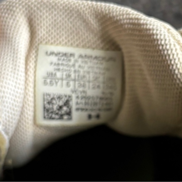 ⚾️ Under Armour Black & White Leadoff RM Baseball Cleats – Youth Size 5.5Y ⚾️ - Picture 9 of 10